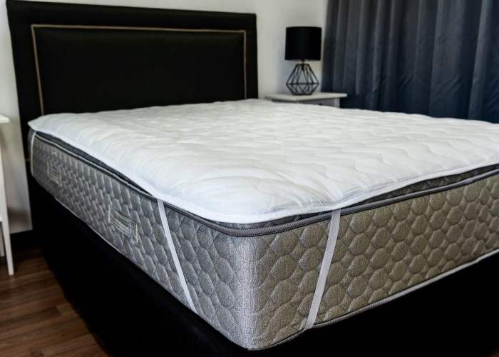 mattress protector with corner straps
